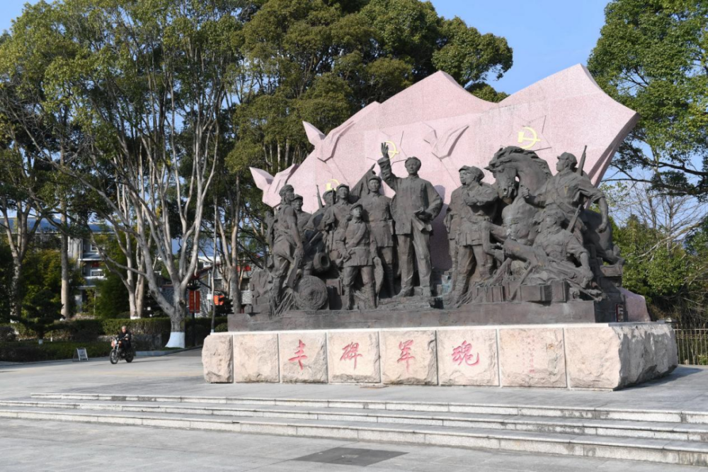 古田會(huì)議紀(jì)念館前的“豐碑軍魂”雕塑群（ 2021年1月25日攝）。新華社記者林善傳攝